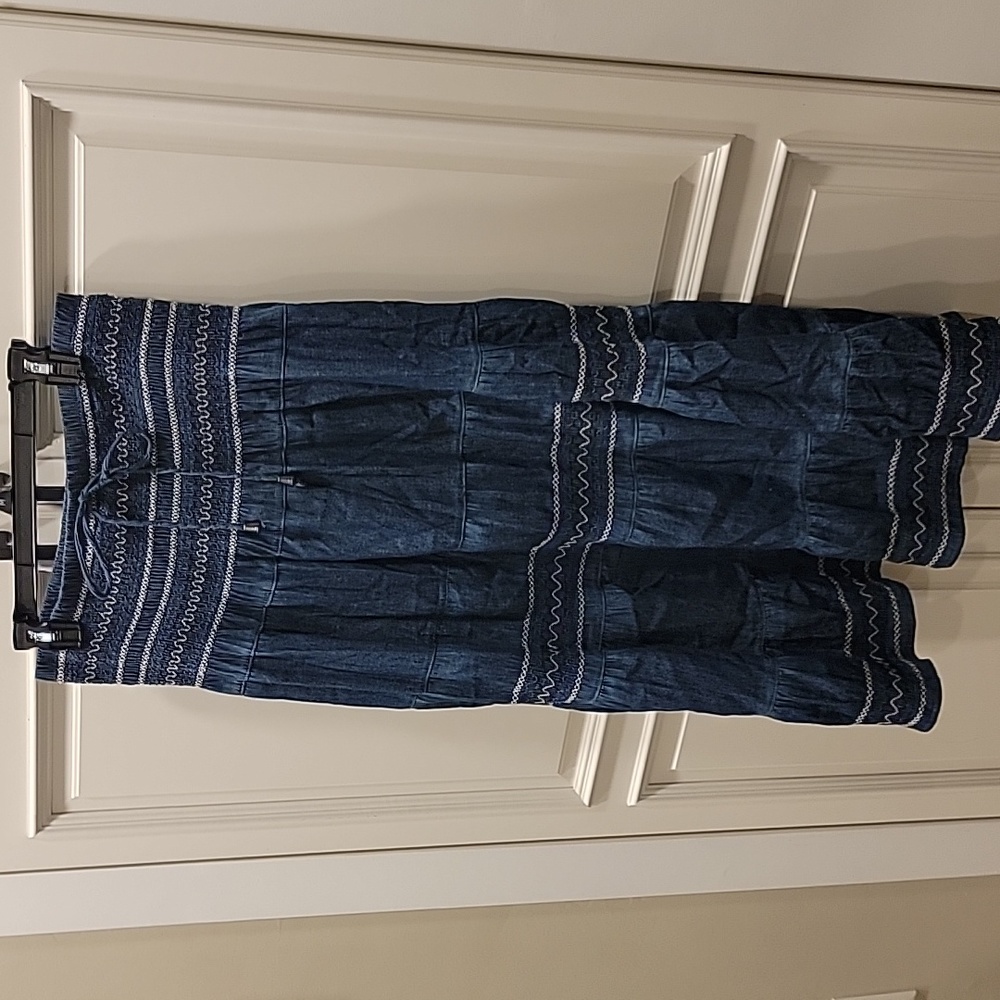 Lightweight denim that can be a skirt *or* a dress! Size L
